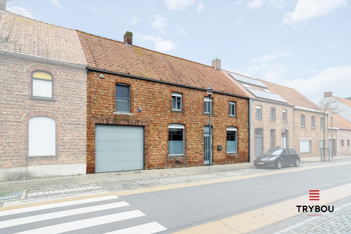 Uiterst ruime woning op het 'Stationsplein' in Merkem 