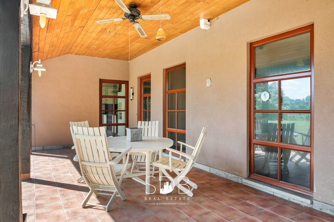 Hedendaagse villa met gezinstuin en graslanden op 7.496m² 