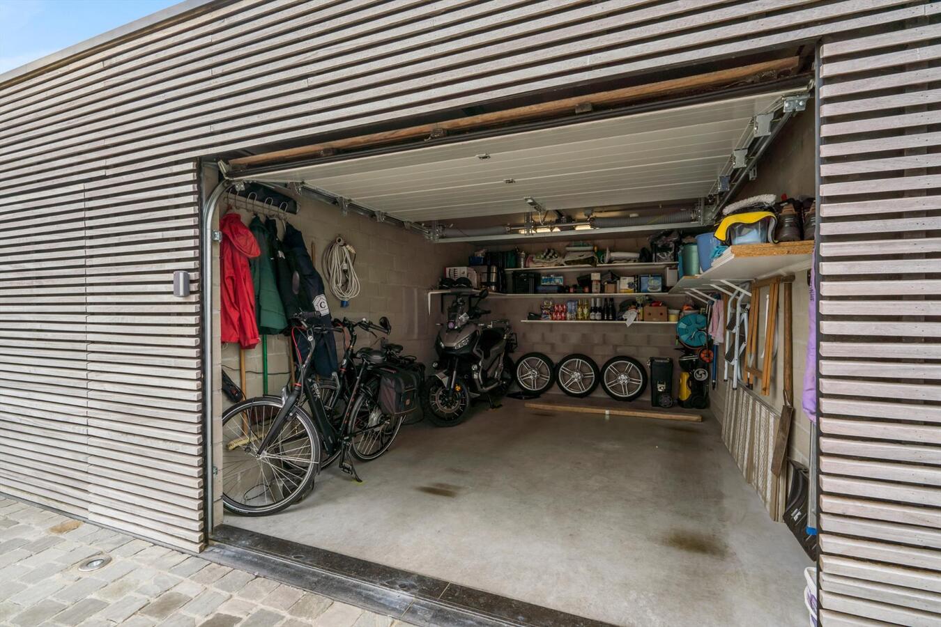 Ruim uniek  gelegen bemeubeld appartement met 2 slaapkamers en garage te Diksmuide 