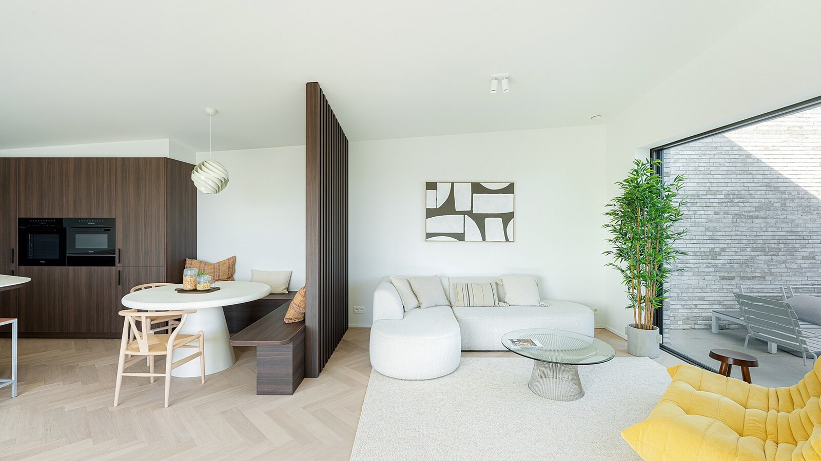 Exclusief verblijf met lift, terrassen en uitzonderlijke volumes in een groene-autovrije verkaveling te Knokke. 