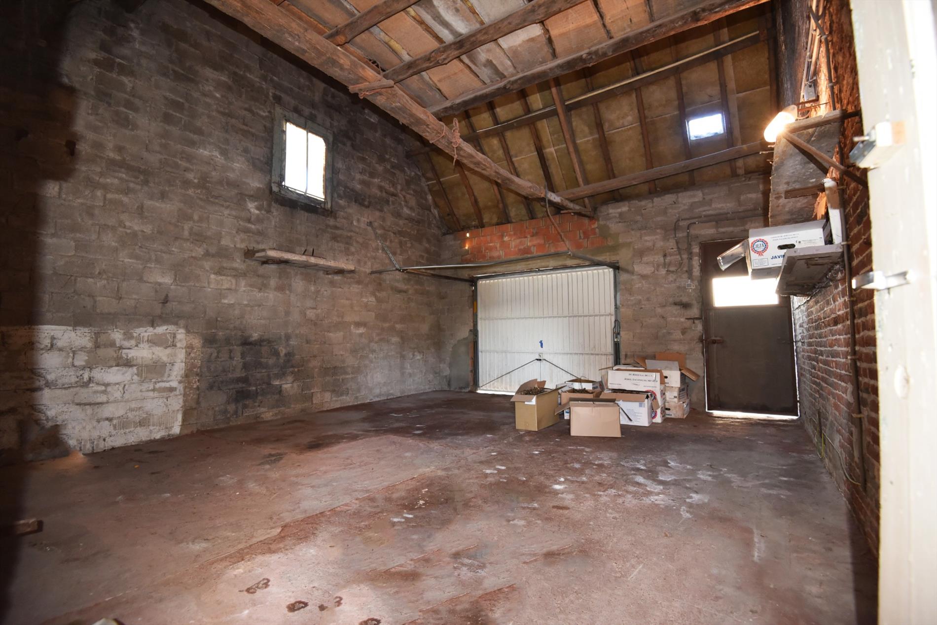 Half open bebouwing met 2 slaapkamers, tuin en garage te Maldegem. 