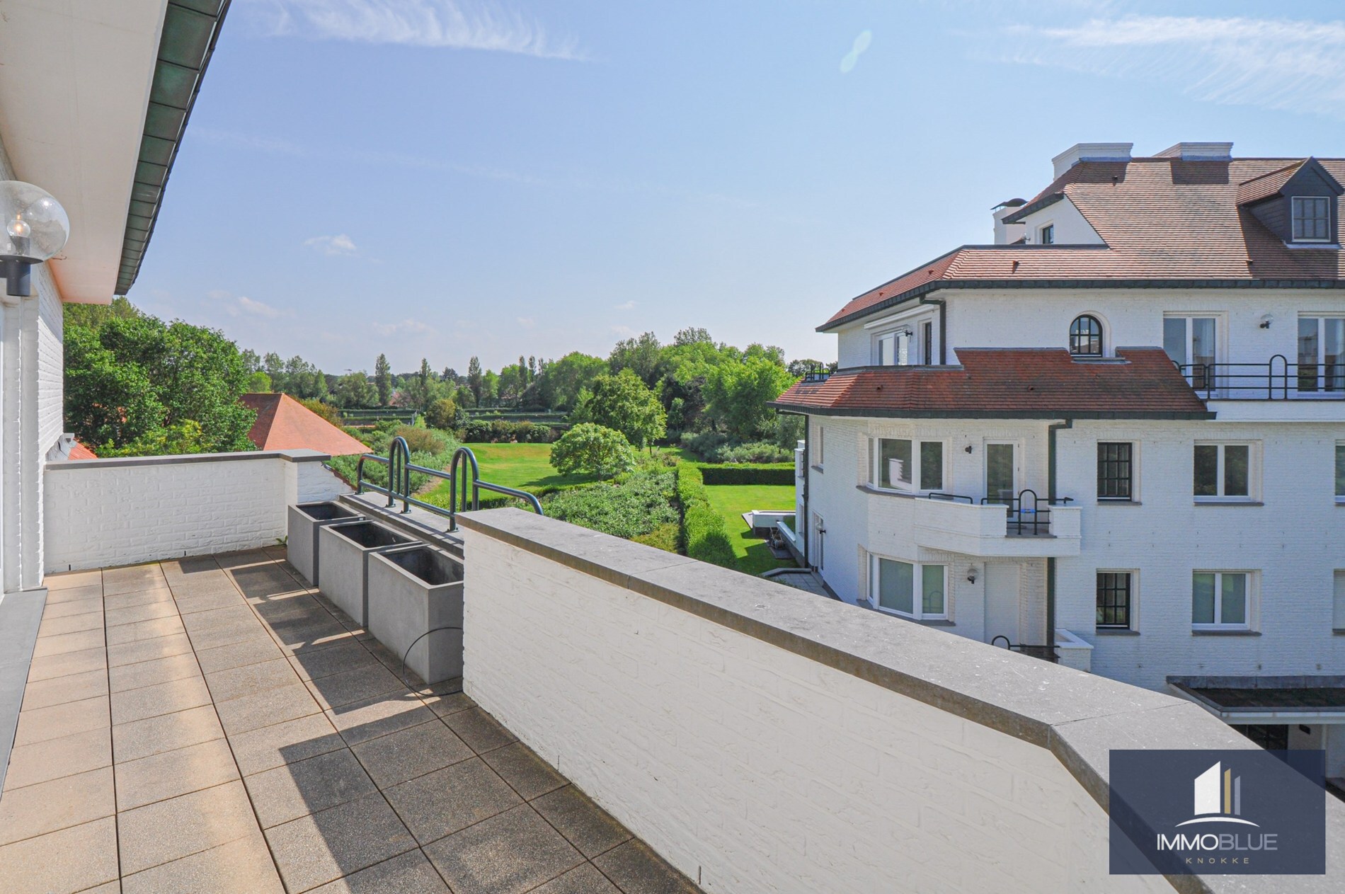 "Sublime appartement d'angle avec de spacieuses terrasses situé dans le prestigieux domaine Tennis Garden." 