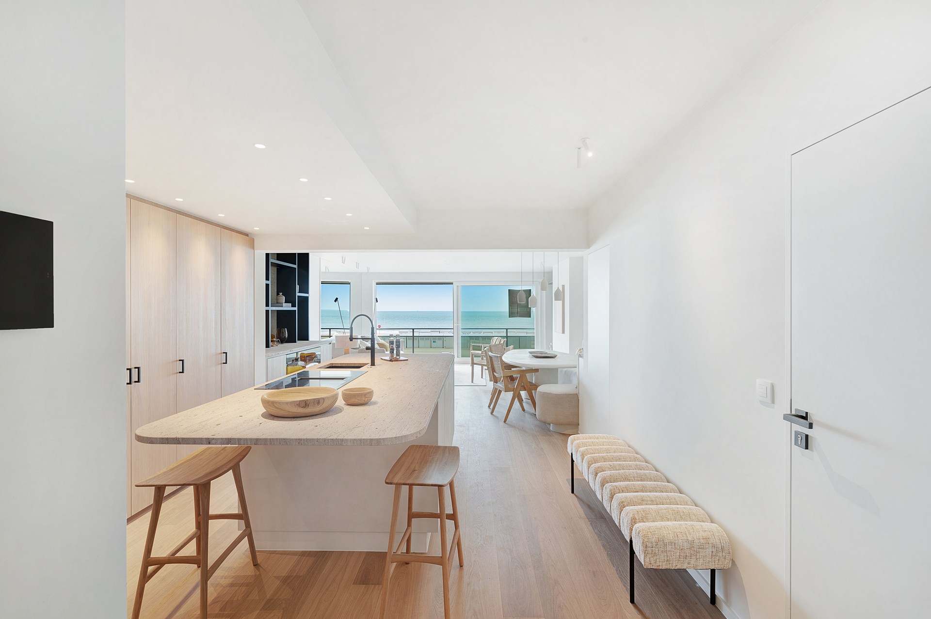 Op een absolute topligging aan de zeedijk in het Zoute bevindt zich dit prachtig gerenoveerde appartement op de eerste verdieping van een standingvolle residentie, met een gevelbreedte van 5,20 meter 