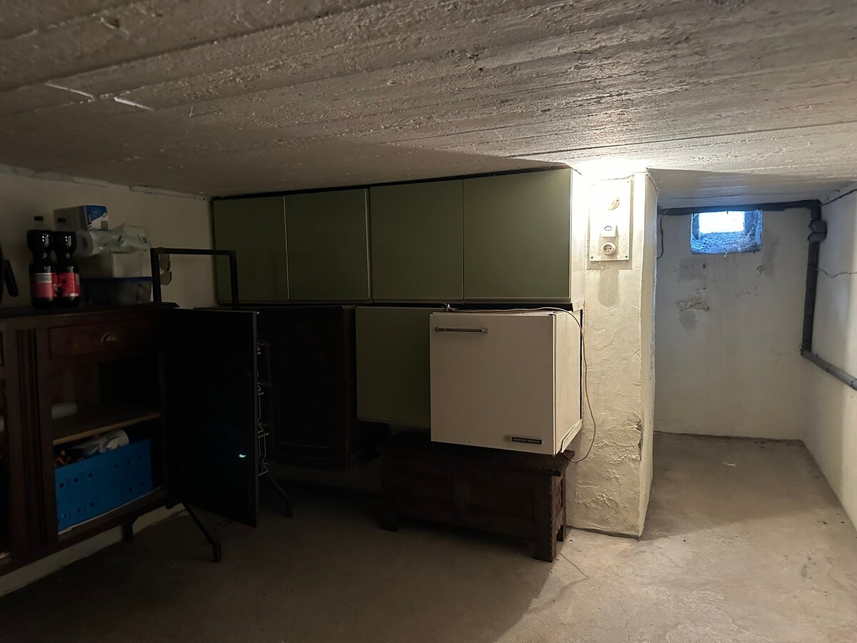Charmant Leut : te renoveren woning met 3 slaapkamers, terras, tuin, garage, berging. 