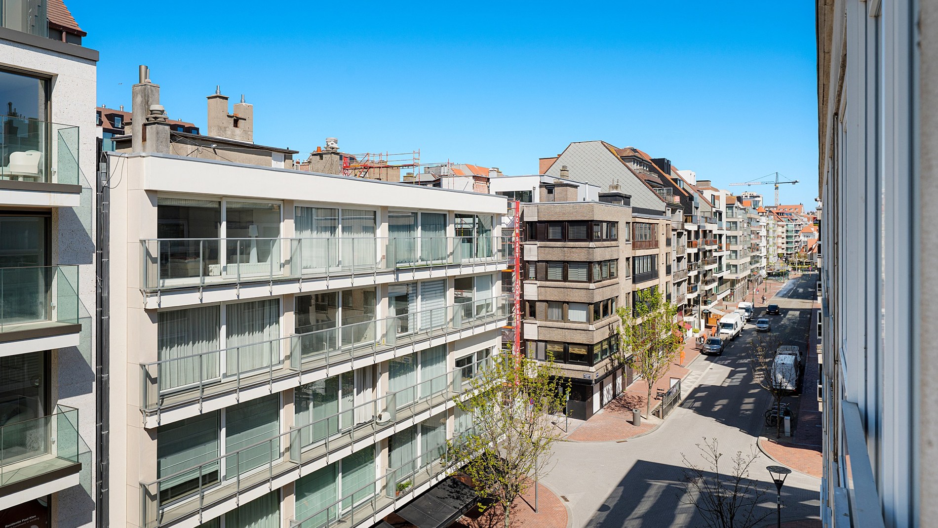 Op een absolute toplocatie langs de Kustlaan, centraal gelegen tussen het Lichttorenplein en het Driehoeksplein en op wandelafstand van het strand, bevindt zich dit stijlvol gerenoveerde appartement. 