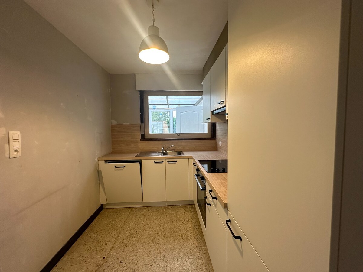 Centraal gelegen halfopen woning met grote zonnige tuin 