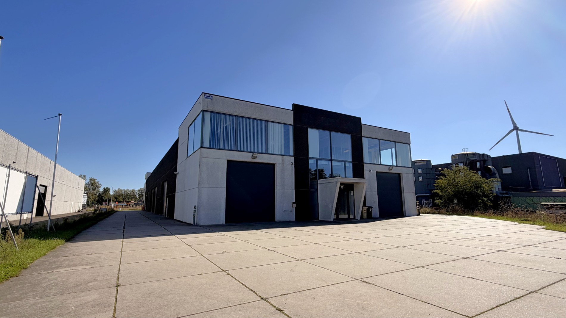 Magazijn met laadkade en kantoren te huur aan E17 in Kruibeke