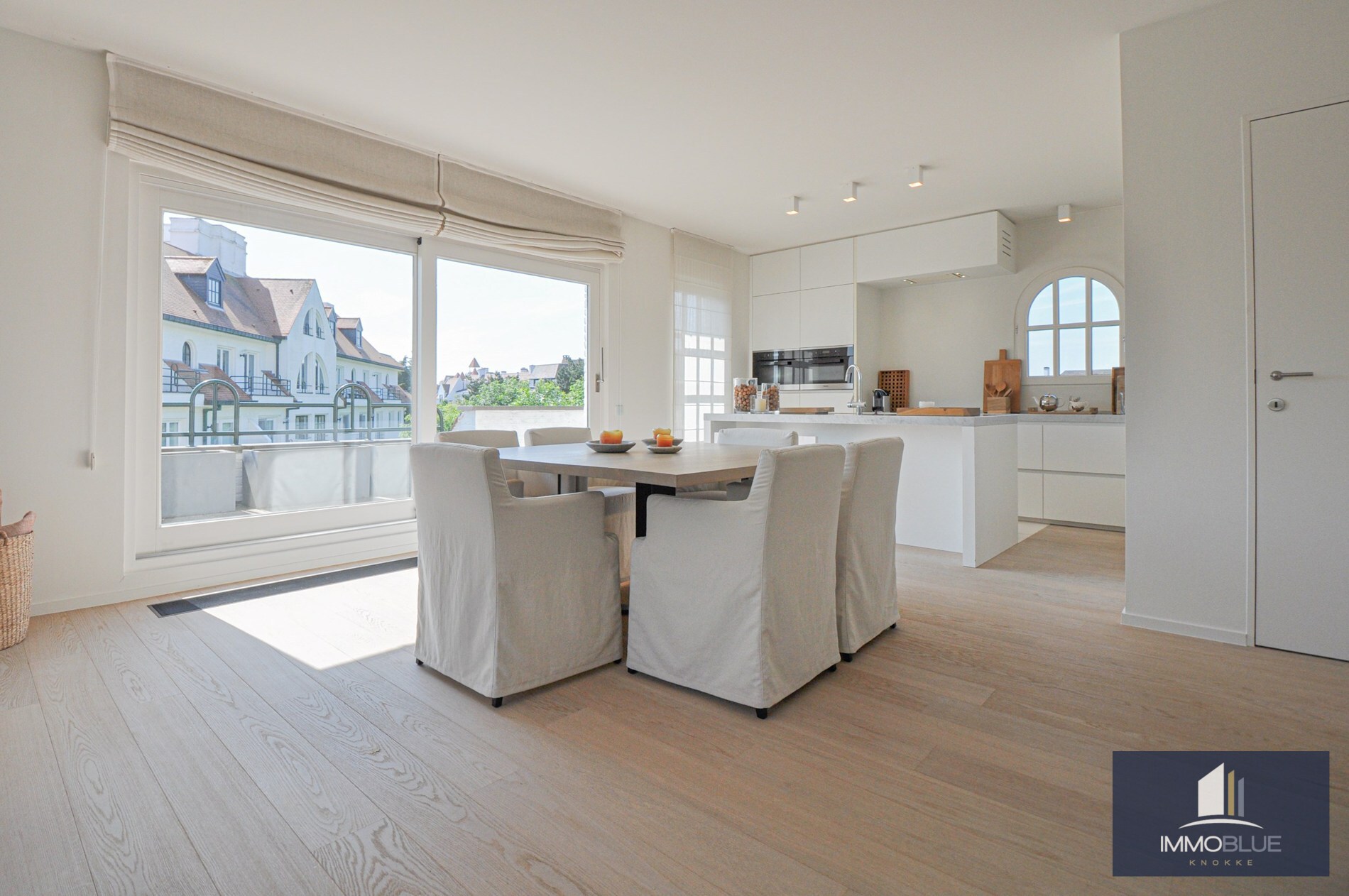 "Sublime appartement d'angle avec de spacieuses terrasses situé dans le prestigieux domaine Tennis Garden." 