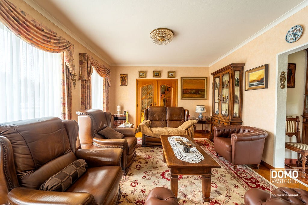 KARAKTERVOLLE, RUIME WONING MET 4 SLAAPKAMERS EN ZONNIGE TUIN TE STOKROOIE 