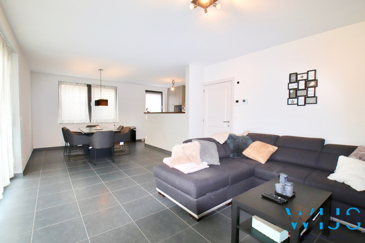 Gelijkvloers éénslaapkamer appartement met garage &amp; terras in het landelijke Oosteeklo ! 