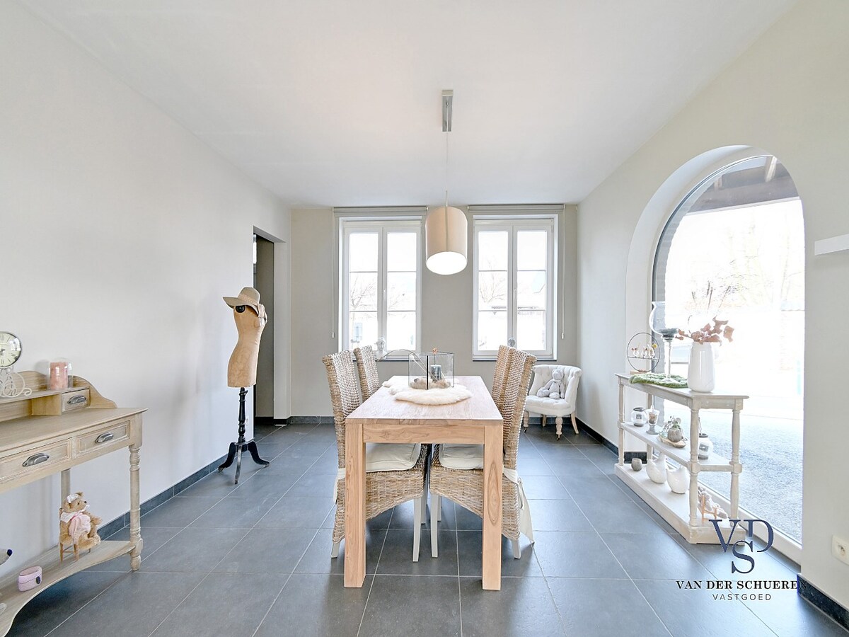 Recente pastorijwoning in hartje Dikkelvenne. 