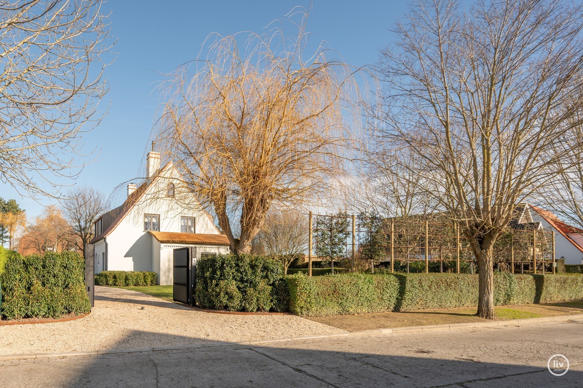 Magnifique villa rénovée, située sur un grand terrain de 1365 m2 dans un quartier résidentiel de villas, à proximité du centre de Knokke. 