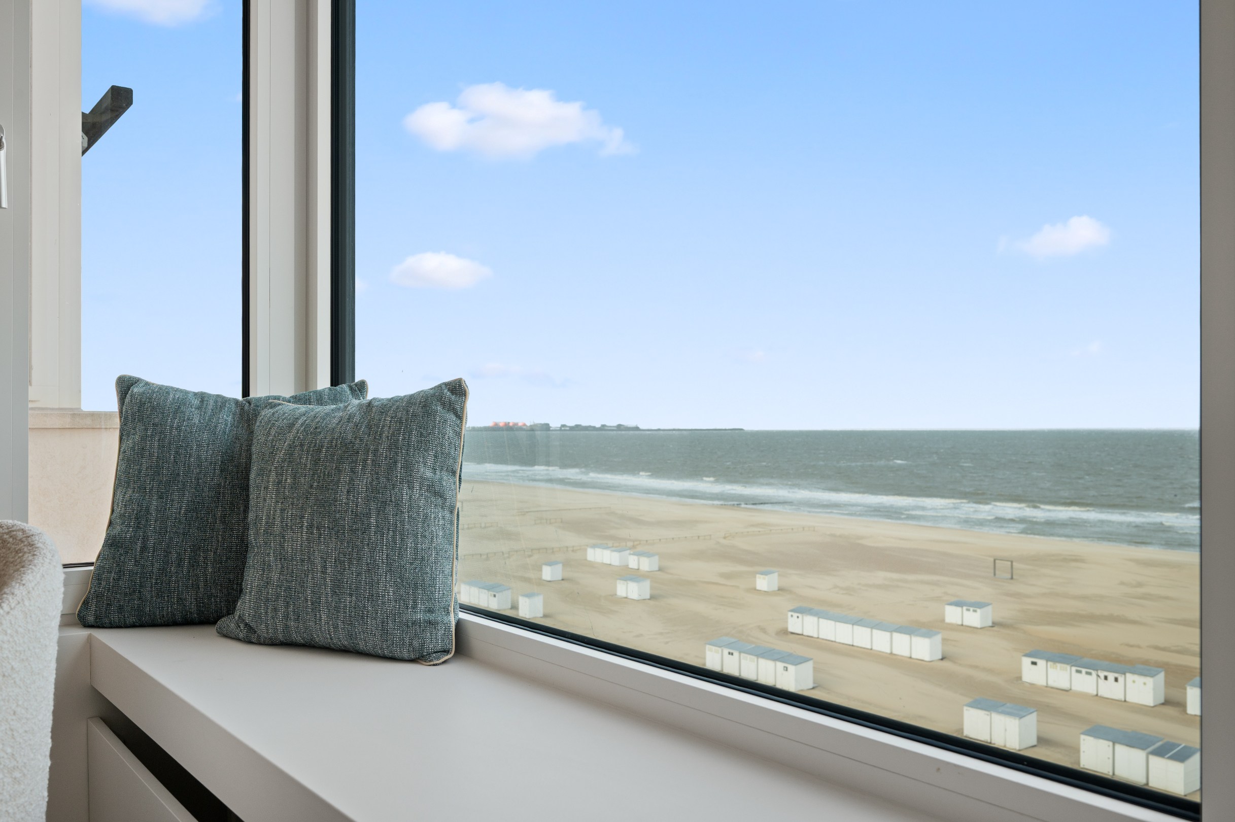 Appartement de vacances confortable et magnifiquement rénové avec vue frontale sur la mer, situé près de la place Rubens. 