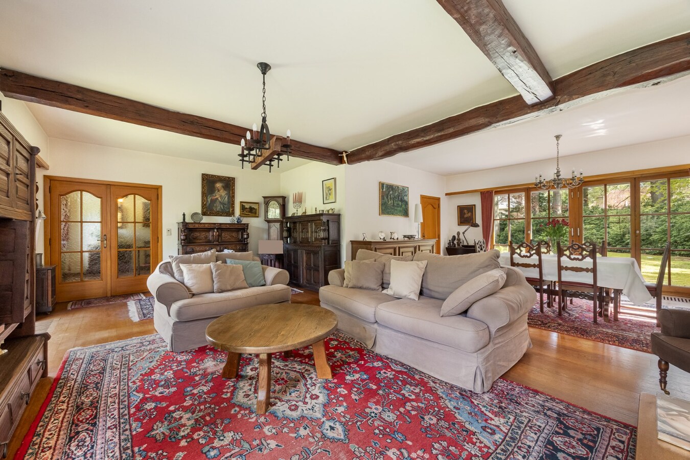 Villa met praktijkruimte en dubbele garage op riant perceel van 2.010 m² te Schoten 