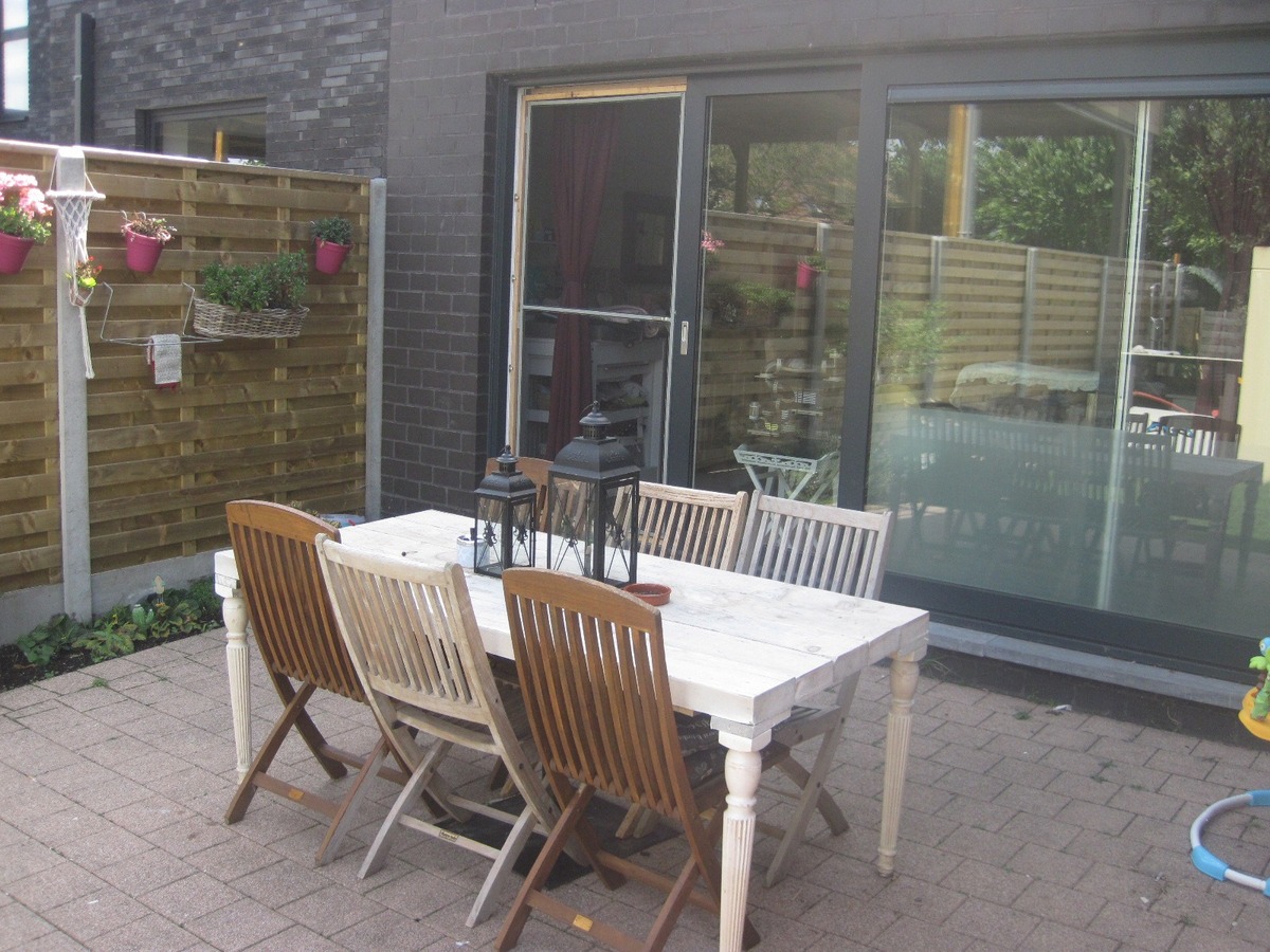 Ruim gelijkvloers appartement met terras en tuintje. Incl. afz. garage ! 