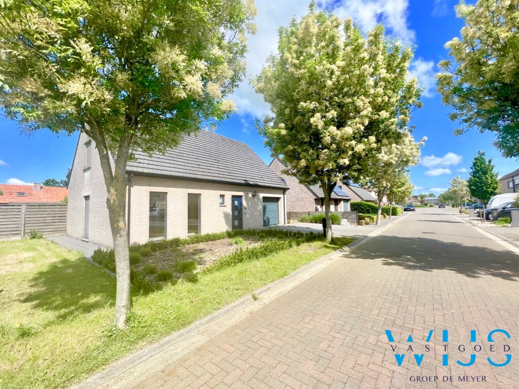 Open bebouwing met zonnige tuin, 3 slaapkamers en garage te Kluizen ! 