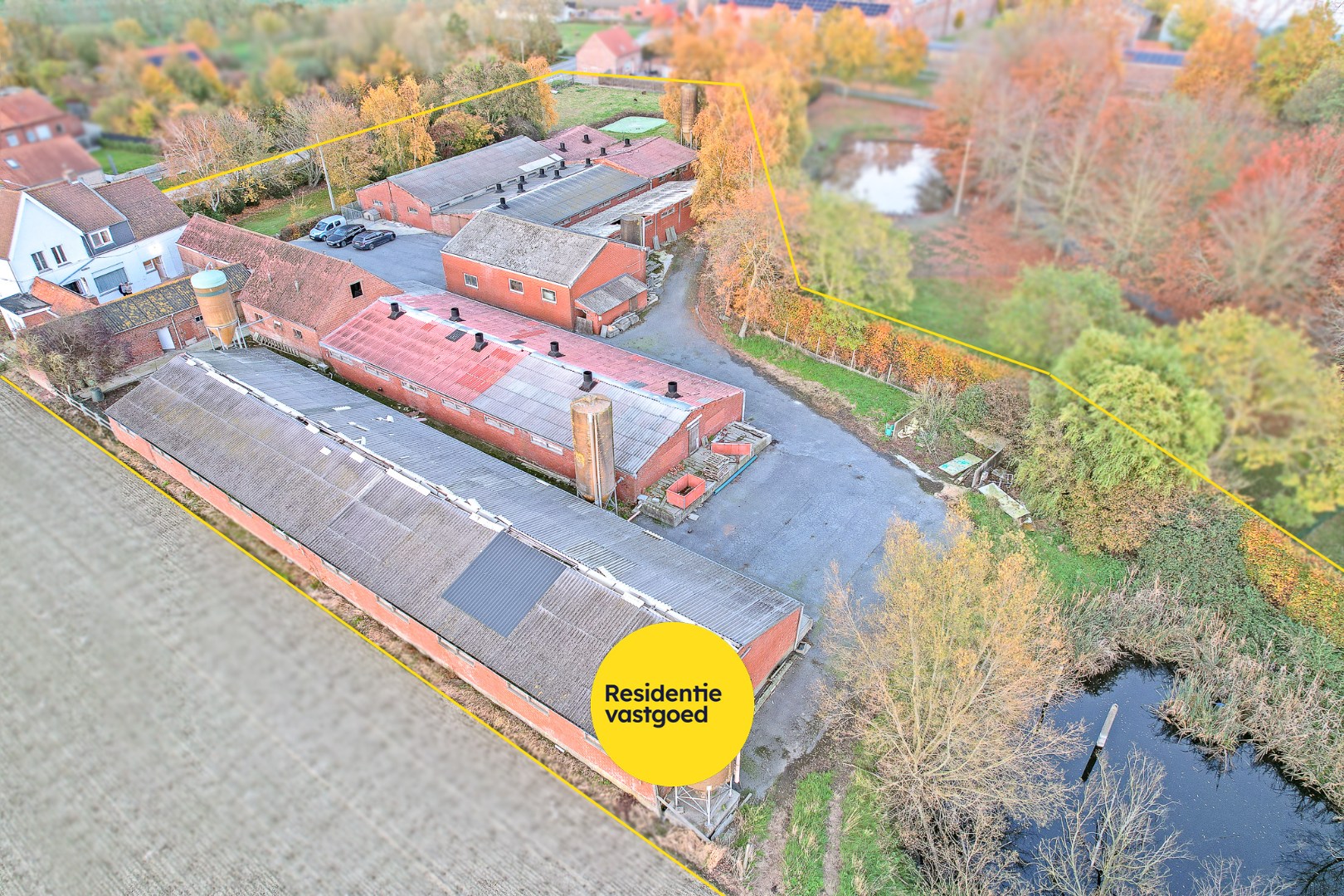 Te renoveren boerderij op een perceel van 7.066m² met loods en diverse bijgebouwen 
