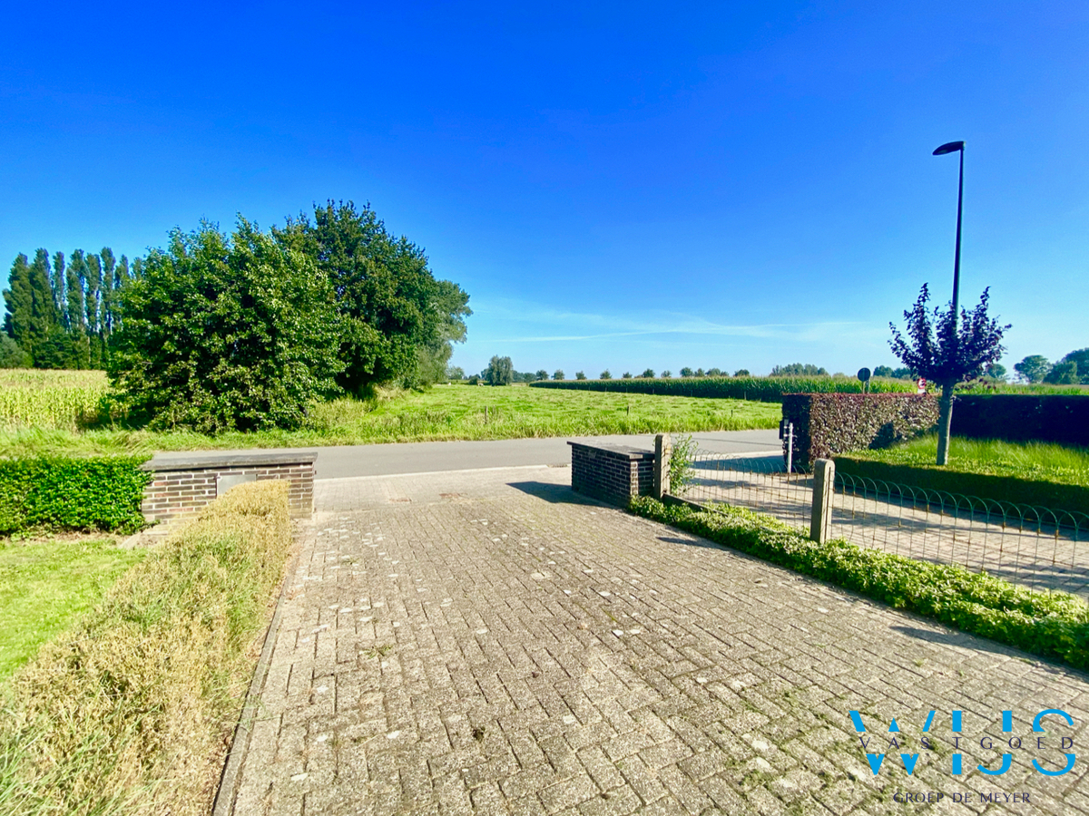 Ruime gezinswoning met 4 slaapkamers te Bassevelde ! 