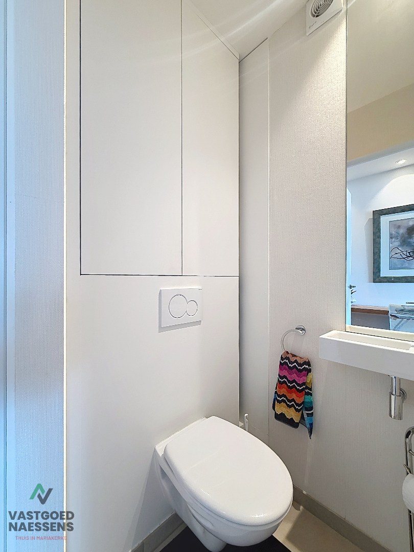 Magnifique appartement rénové de 2 chambres avec terrasse et vue sur le port. 