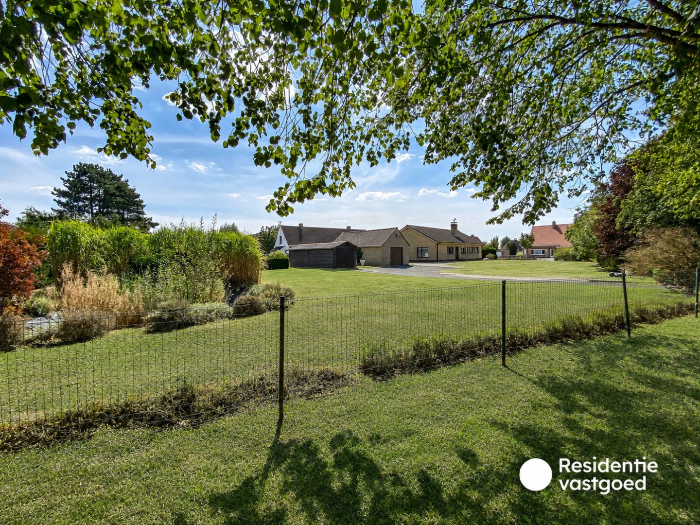 Statige gelijkvloerse villa op een terrein van 2342 m² te Oostduinkerke (Koksijde). 