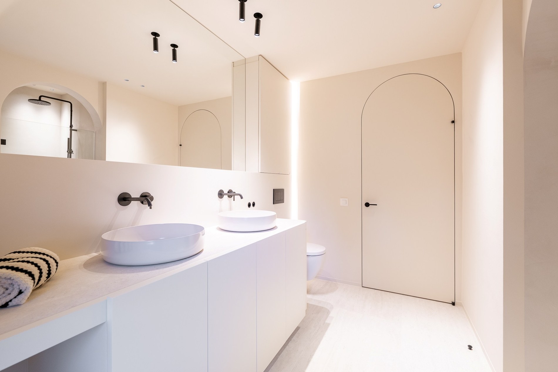 Luxueus gerenoveerde koppelvilla met zwembad in de Noordzeelaan te Knokke. 