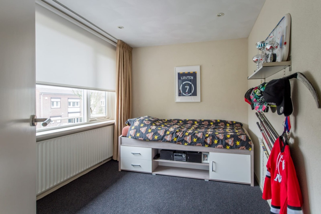 Sfeervolle en gunstig gesitueerde tweekapper met garage, berging en vrije achterom gelegen op 221 M². Deze woning ligt op loopafstand van het centrum van Hilvarenbeek. 