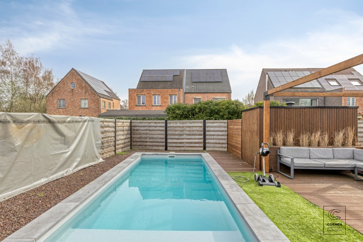 Gerenoveerde woning met 4 à 5 slpk's op een gunstige ligging te Oelegem! 