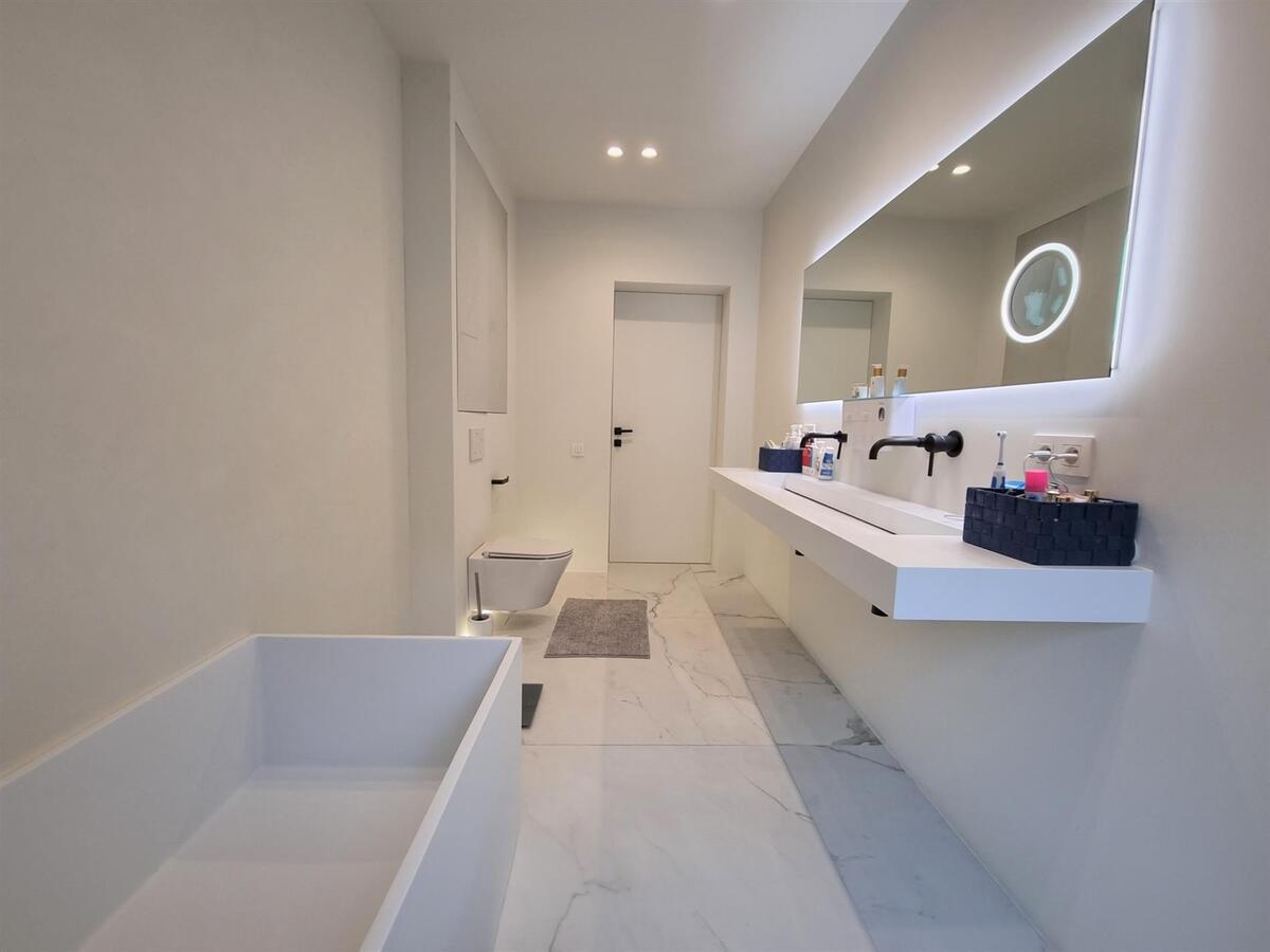 Subliem gerenoveerde woning met 5 slaapkamers &amp; 3 badkamers - Heist 