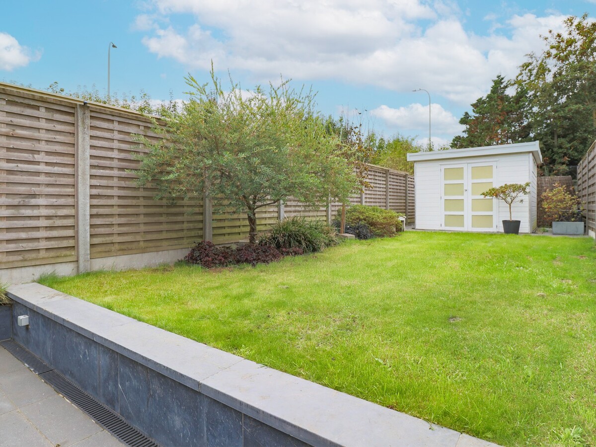 Volledig gerenoveerde en instapklare woning met 3 slaapkamers en tuin te Kortrijk! Doorniksewijk ! 