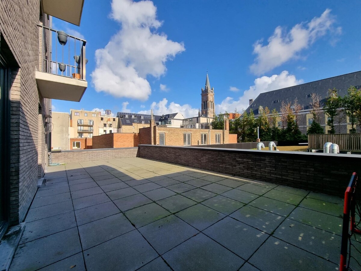 Uitzonderlijk ruim (117m² + 64m² terras!) appartement met drie slaapkamers 