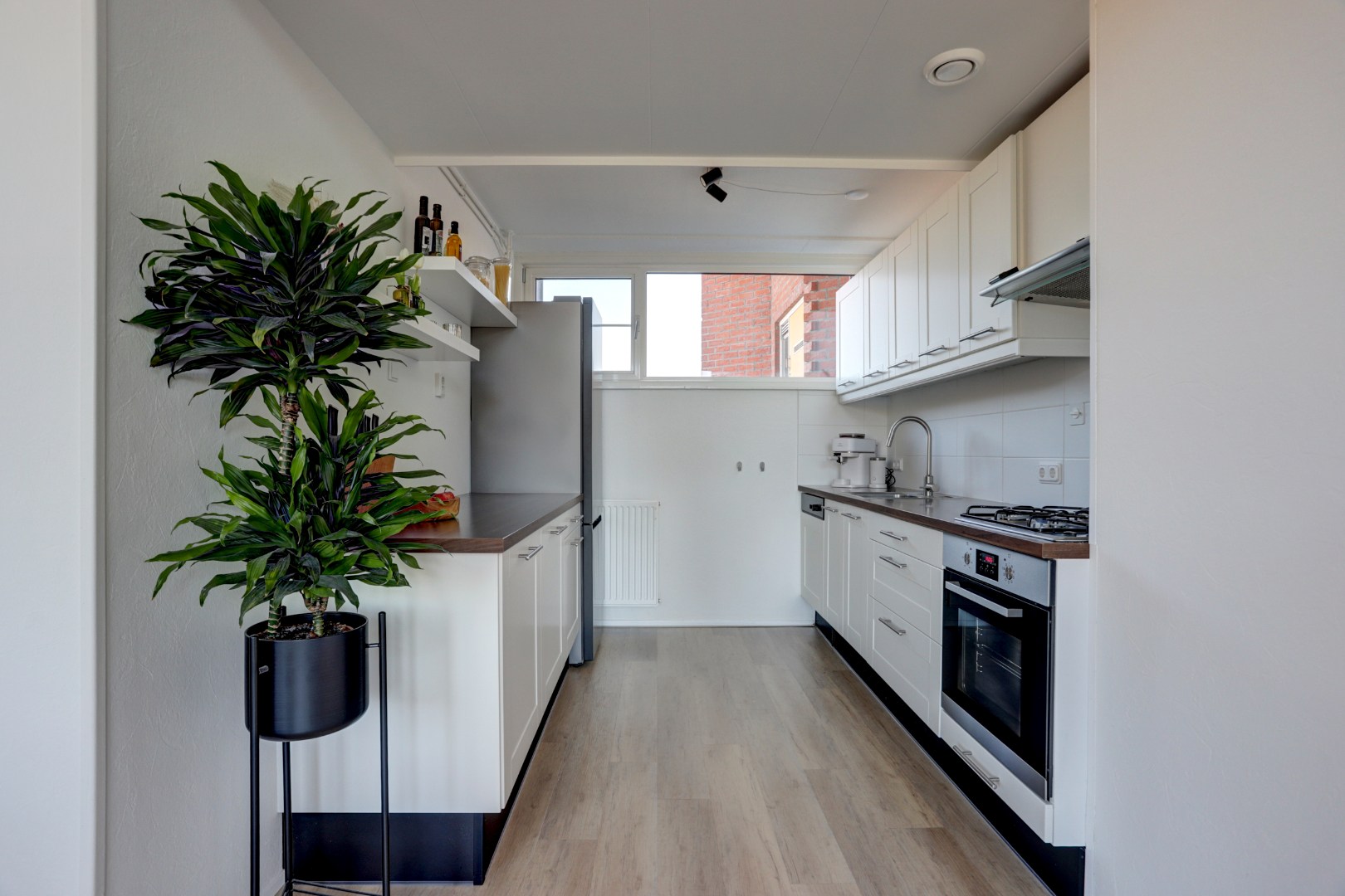 Instapklaar 3-kamer appartement op de 4e en 5e verdieping met ruim zonnig terras, eigen parkeerplaats in de parkeergarage, berging in de onderbouw en gelegen op eigen grond. 