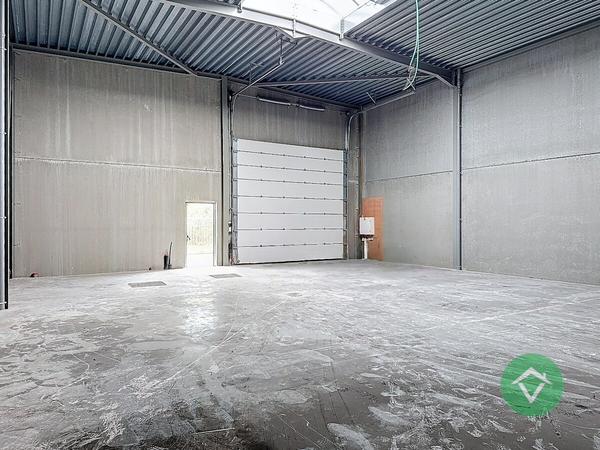 Nieuwbouw loods KMO-UNIT te koop – 192 m² met 2 parkeerplaatsen inbegrepen op de industriezone te Aartrijke 