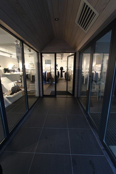 Volledig vernieuwd handelspand met mooi breed etalageraam in het centrum van Koekelare 