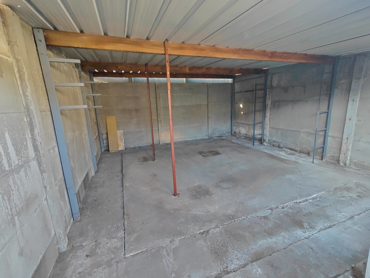 Garage met bergruimte te koop in centrum Pittem 
