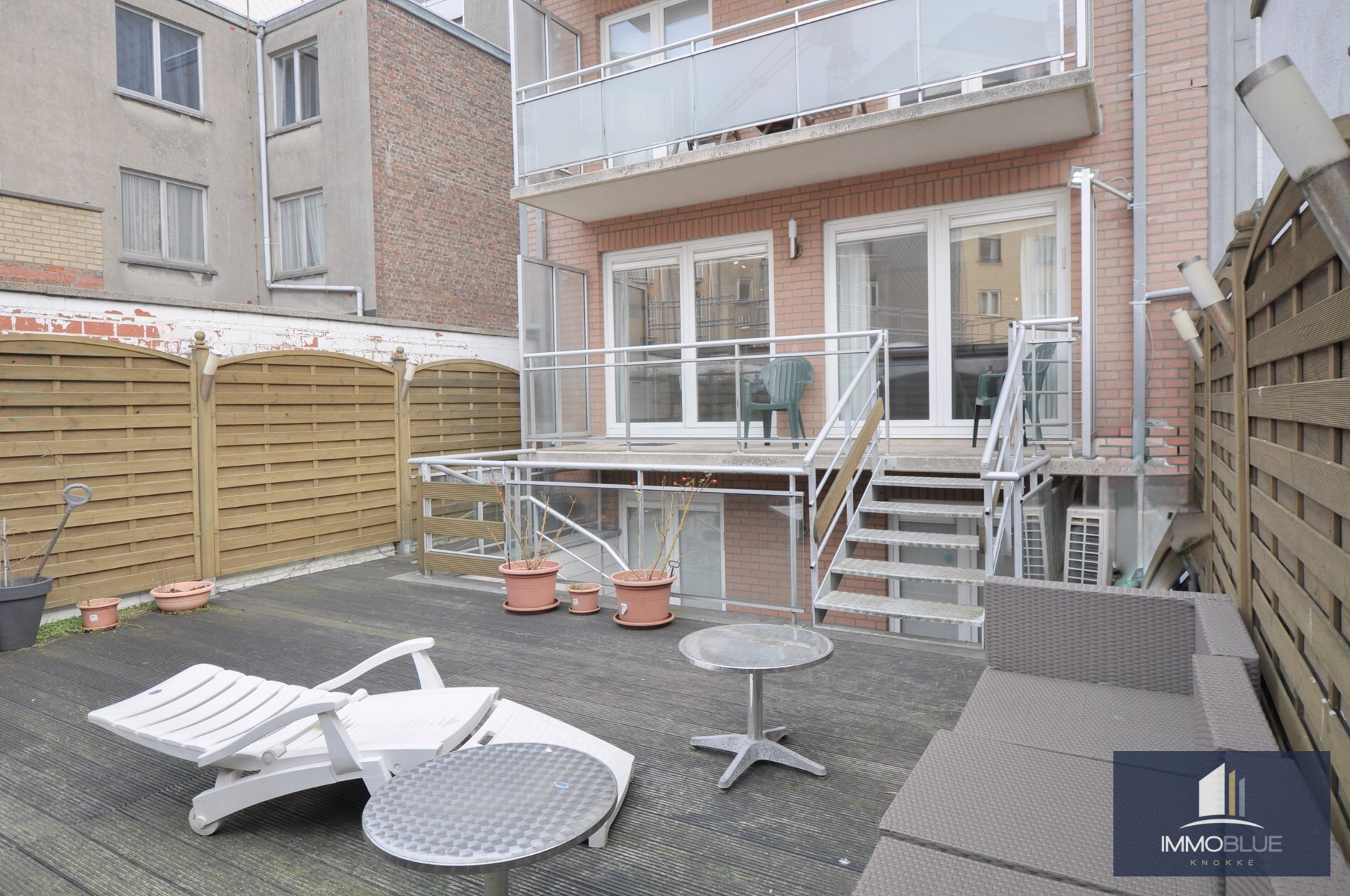 Lichtrijk appartement met een ruim zuidwest gericht terras gelegen nabij het commercieel centrum en het strand. 