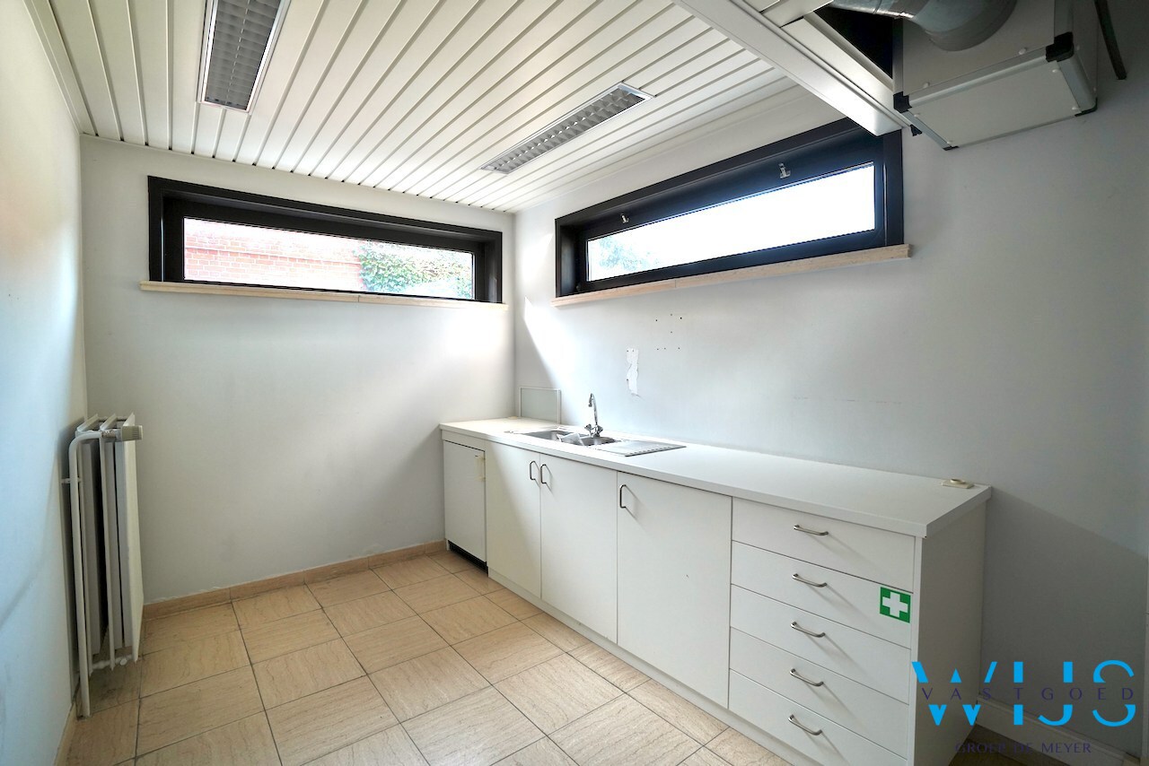 Ruim handelspand in de hoofdstraat van Ertvelde ! 