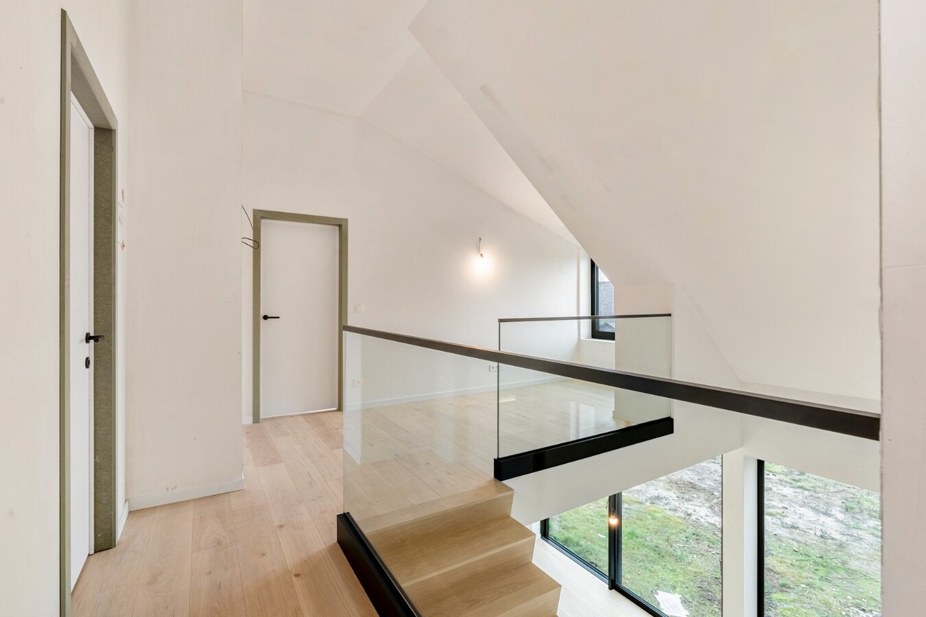 Exclusieve, volledig afgewerkte halfvrijstaande woning na transformatie van bestaande hoeve naar 2 BEN-woningen! 