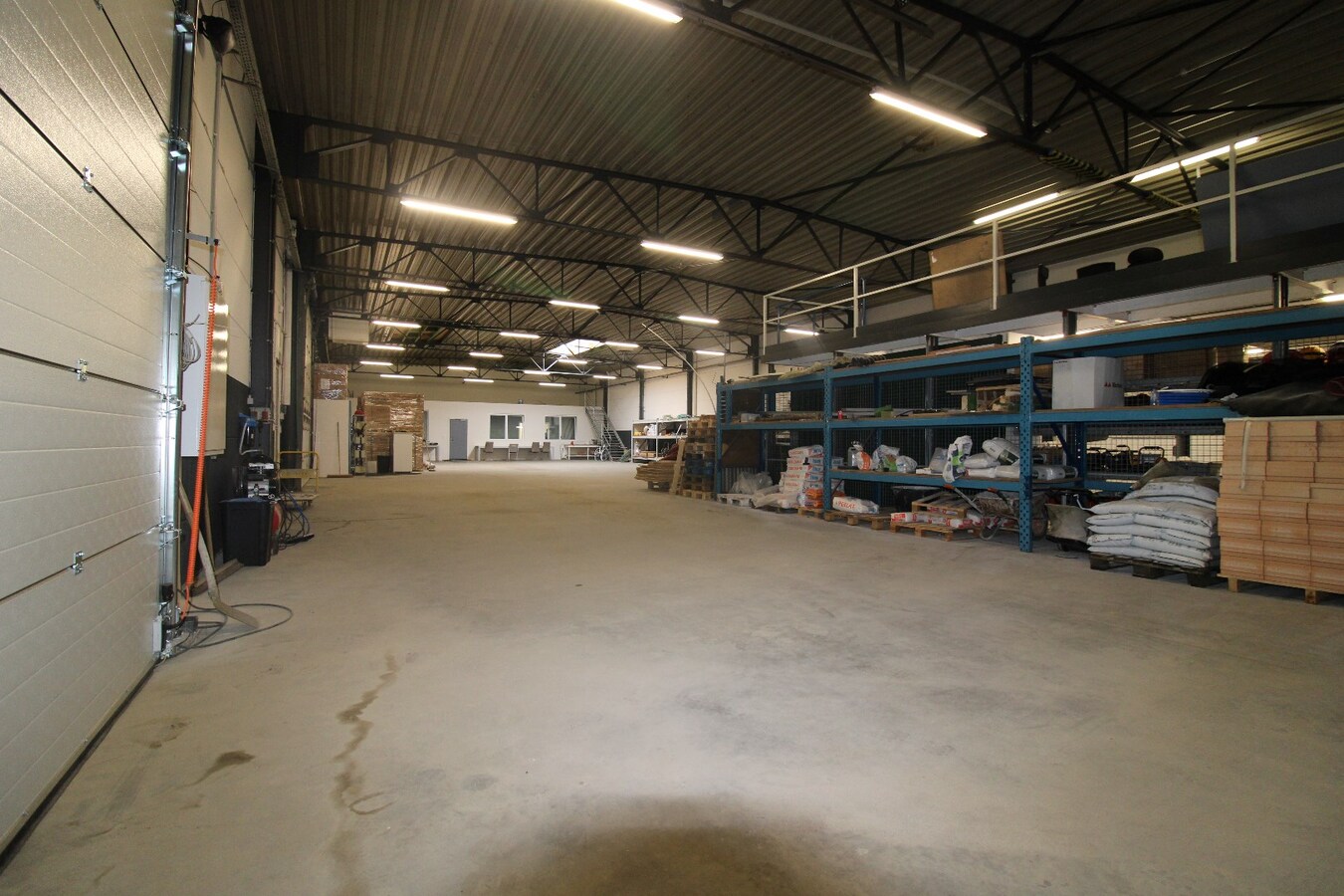 Goed gelegen bedrijfshal met kantoren 