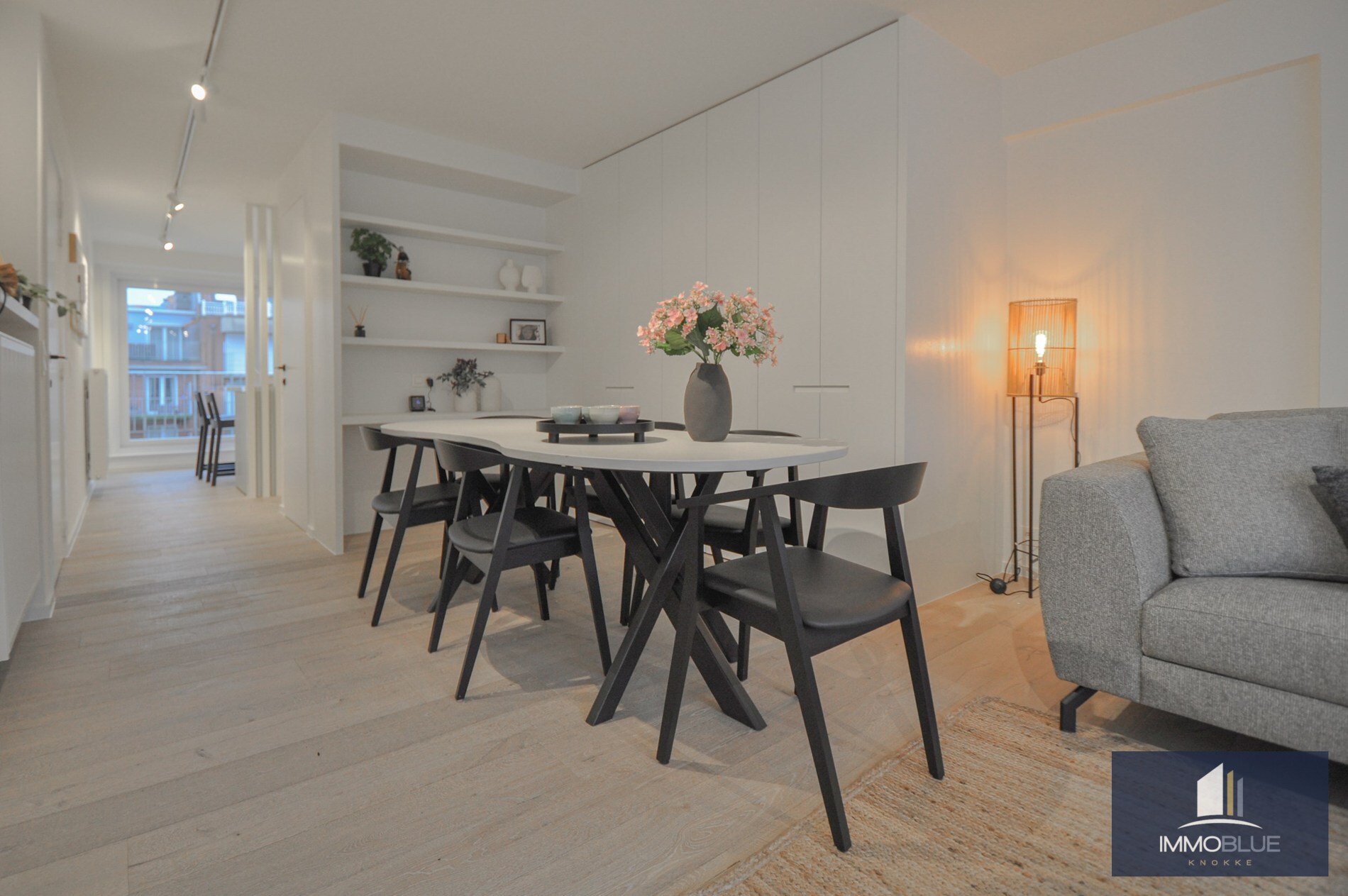 Appartement entièrement rénové avec deux grandes terrasses. 