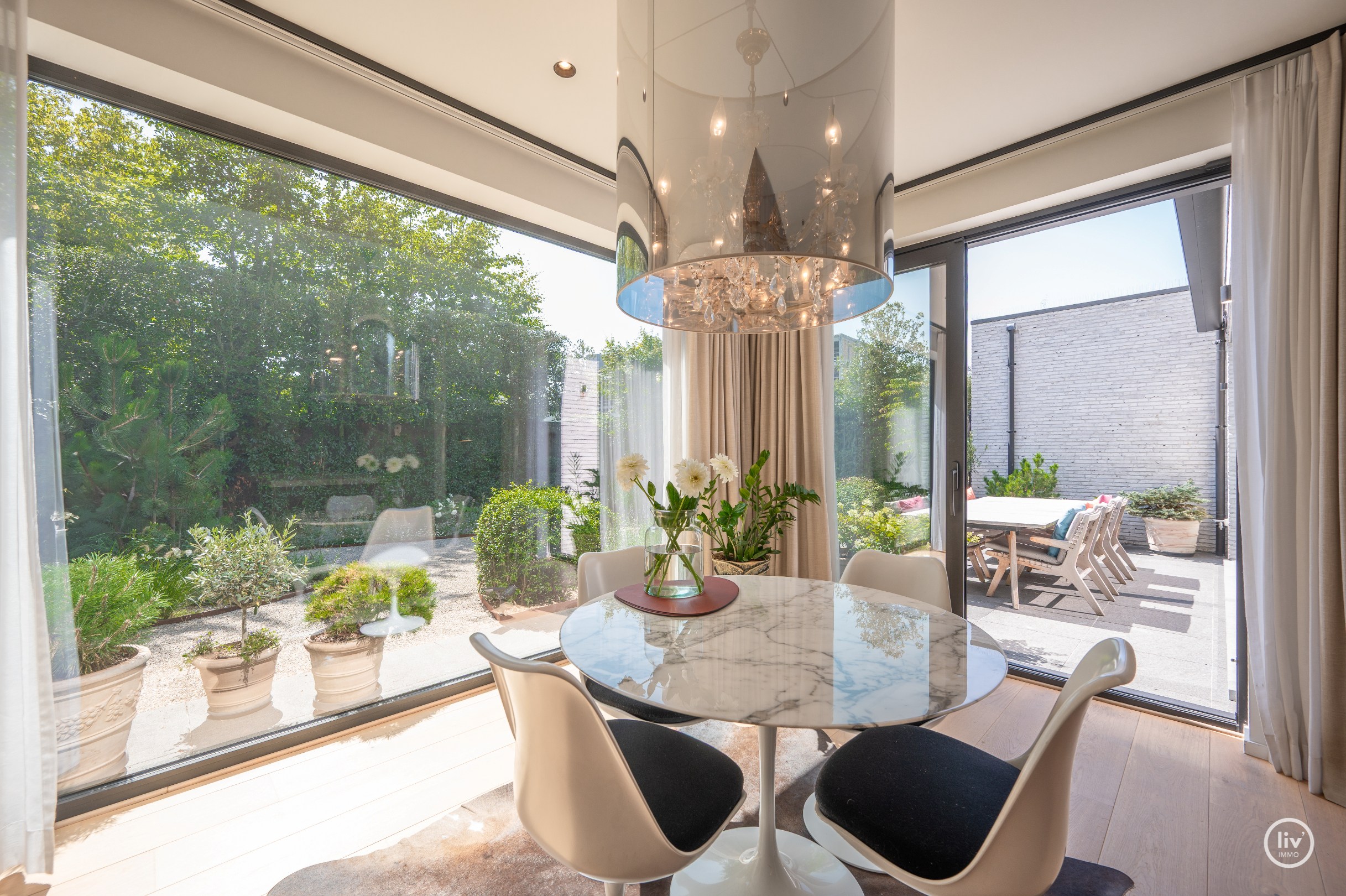 Magnifique villa jumelée très récente avec beaucoup de lumière, idéalement située en bordure du Zoute. 