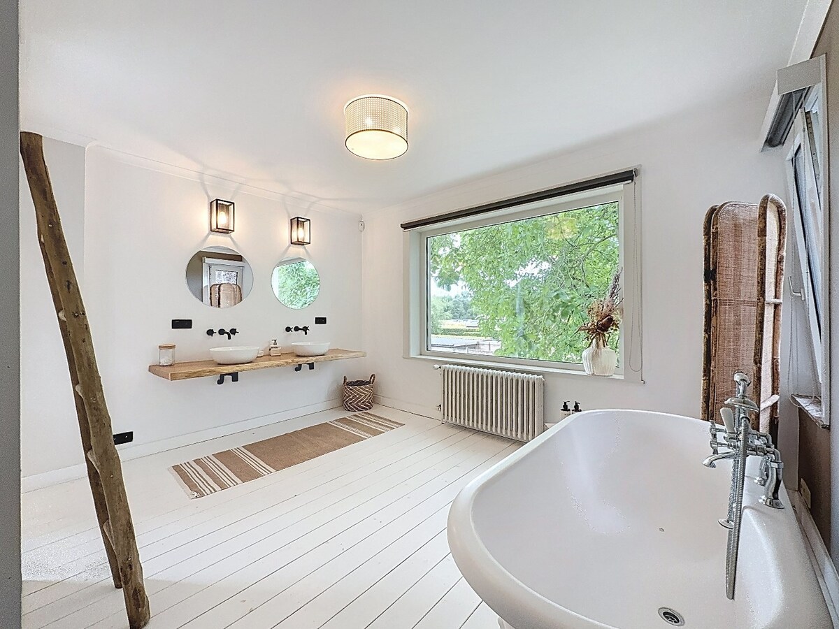 Herenwoning met afzonderlijke praktijkruimte te Velzeke 