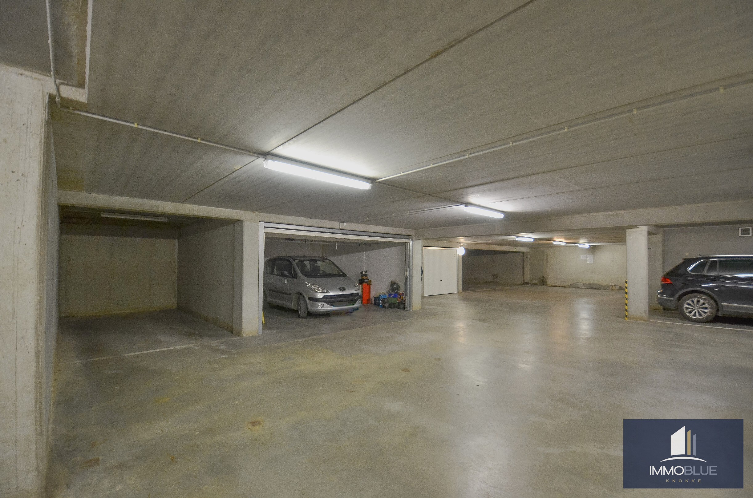 Open garage gelegen nabij de Dumortierlaan. 