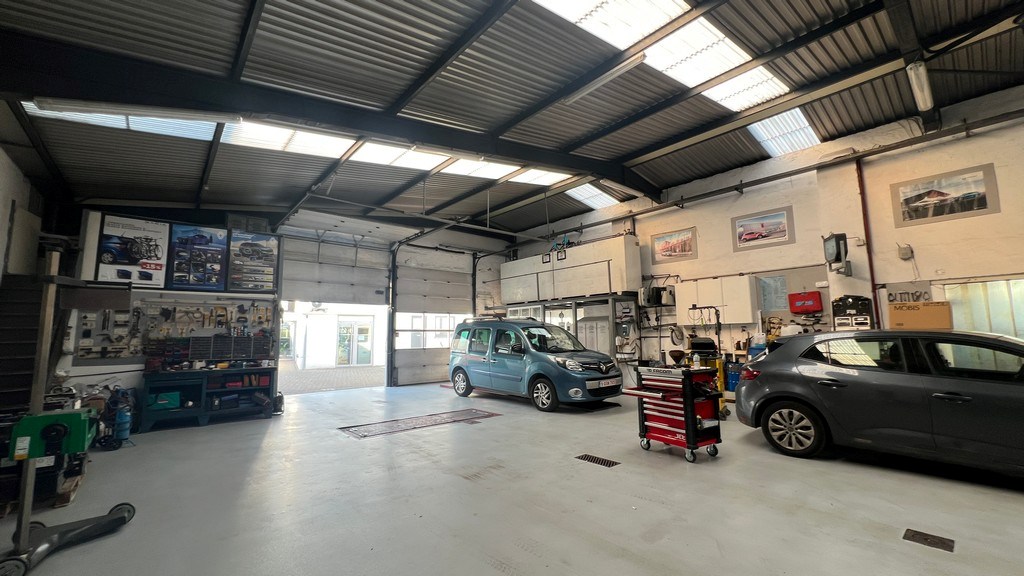 Showroom met werkplaats en appartement te koop in Wondelgem