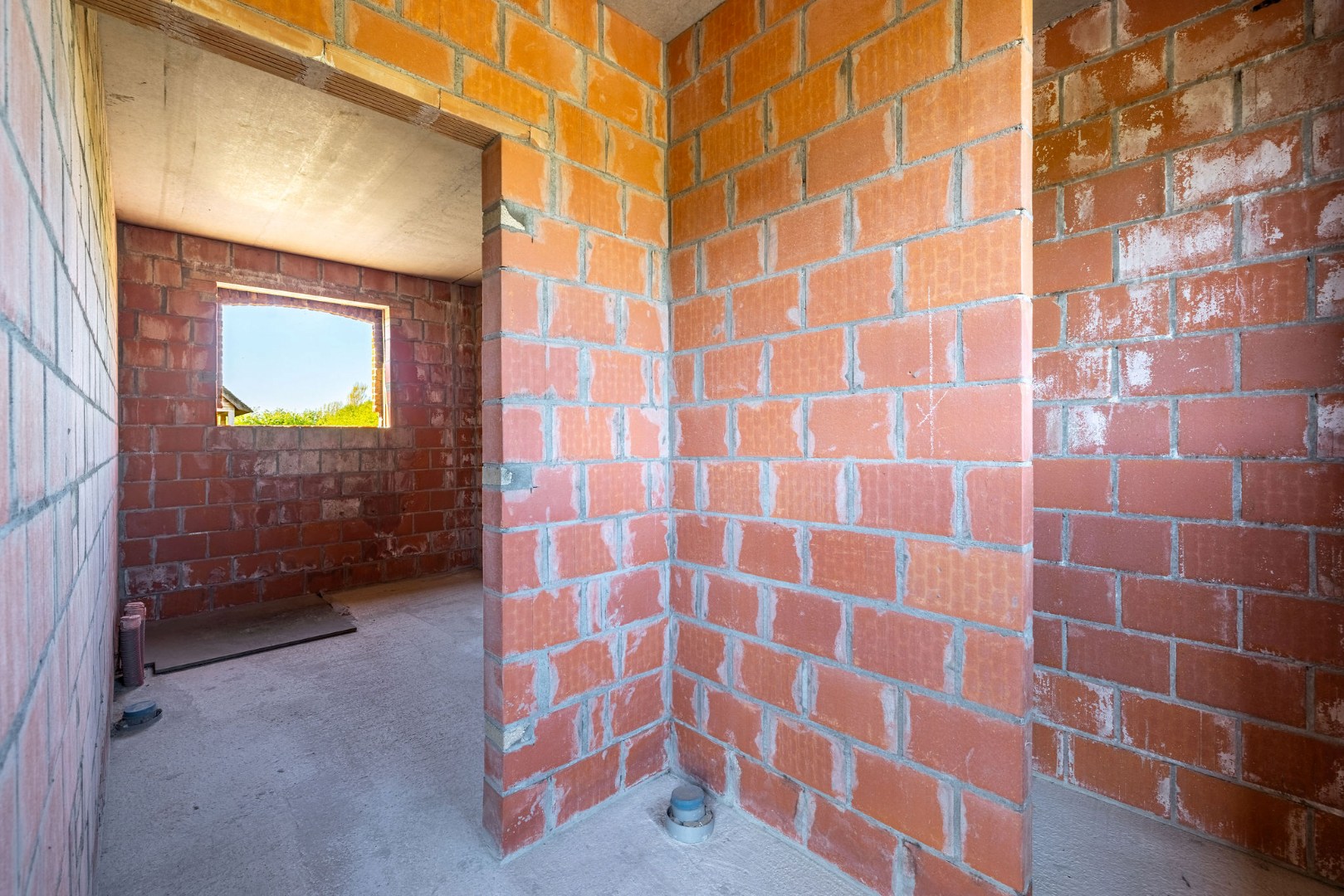 Landelijk gelegen ruwbouwhoeve met bijgebouwen op uitzonderlijk perceel van ca. 9.331 m² 