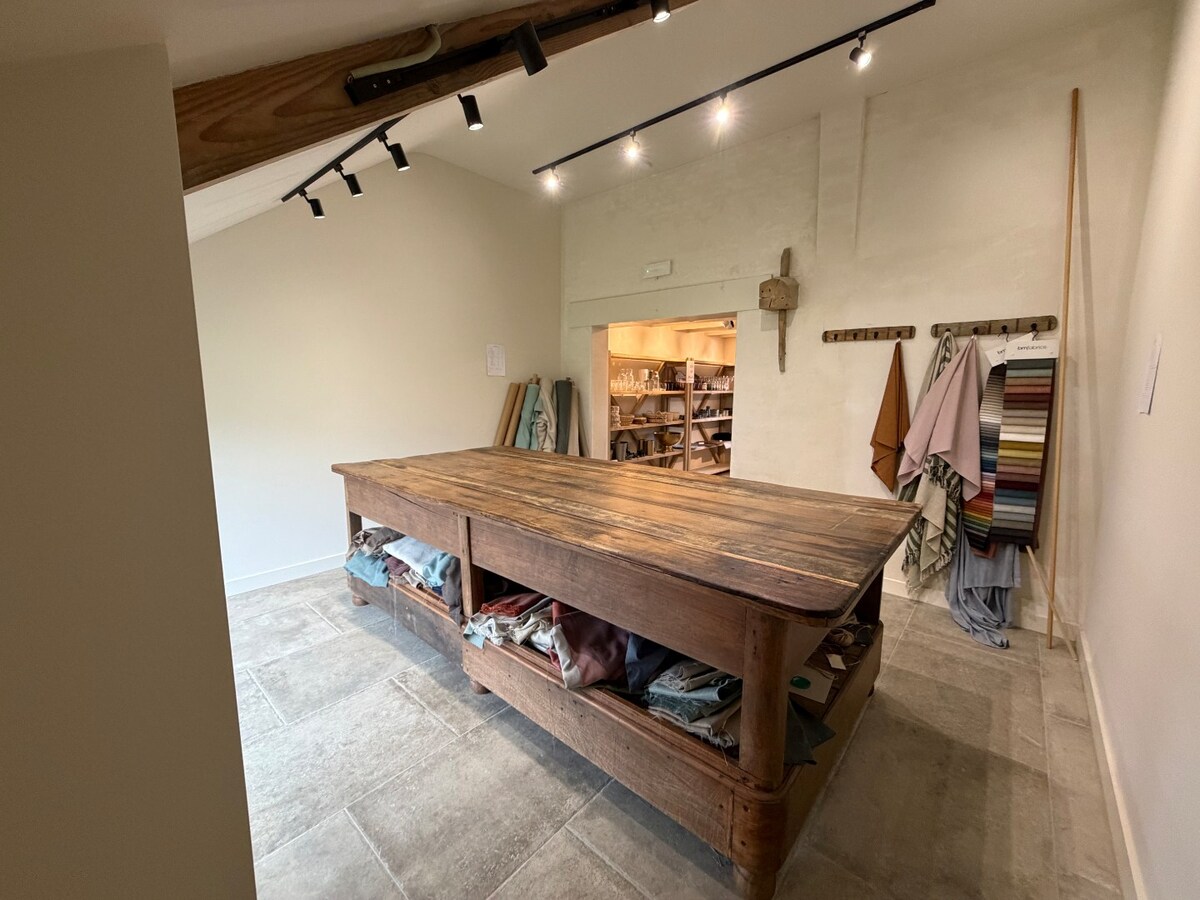 Multifunctioneel commercieel pand op toplocatie. 