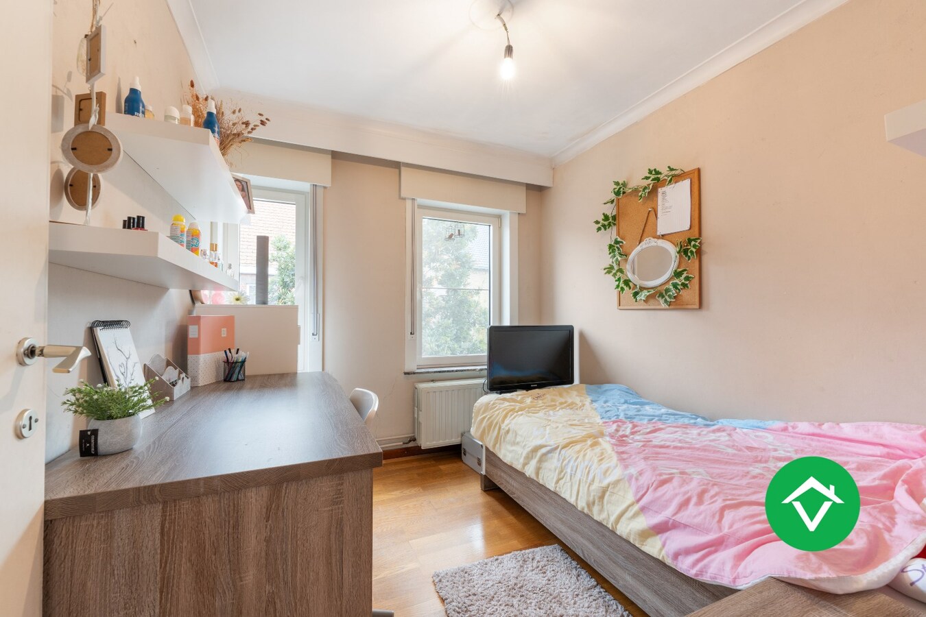 Halfopen woning te koop met dubbele garage in het centrum van Zarren 