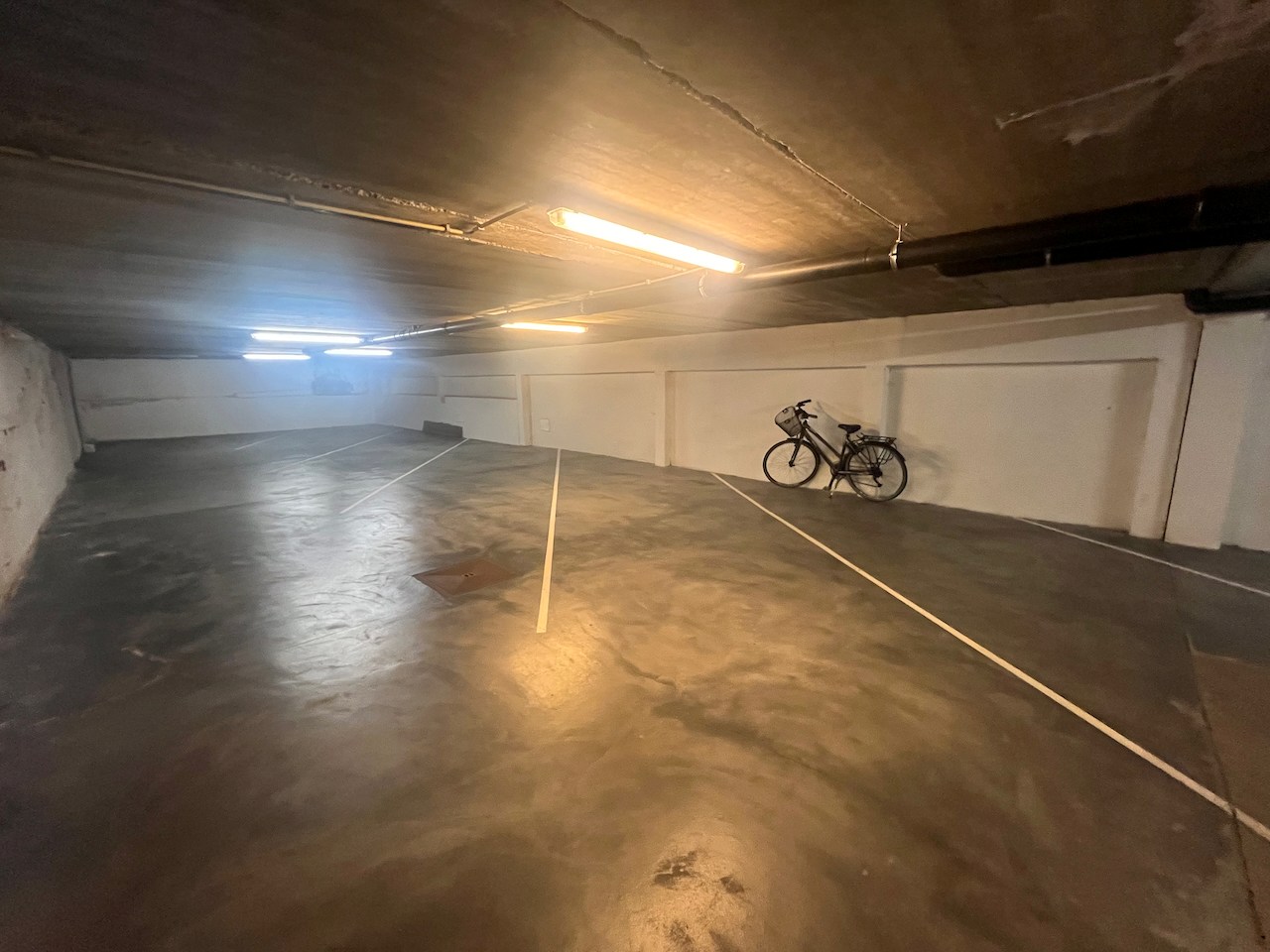 Centraal gelegen auto-staanplaats met een centrale ligging op de Van Rysselberghestraat . 