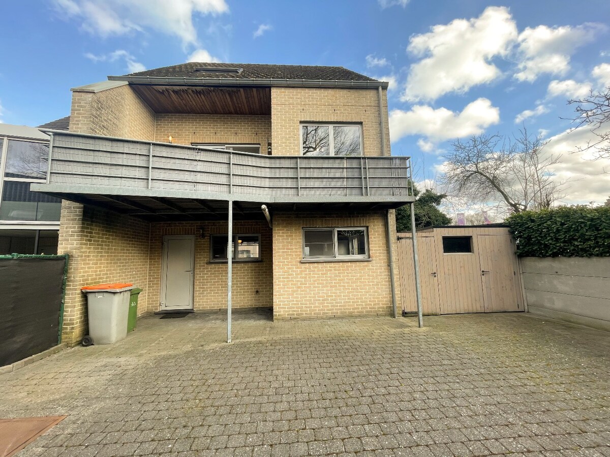 Verzorgde bel-etagewoning met 3 slpk, terras, patio  en garage nabij het centrum van As. 