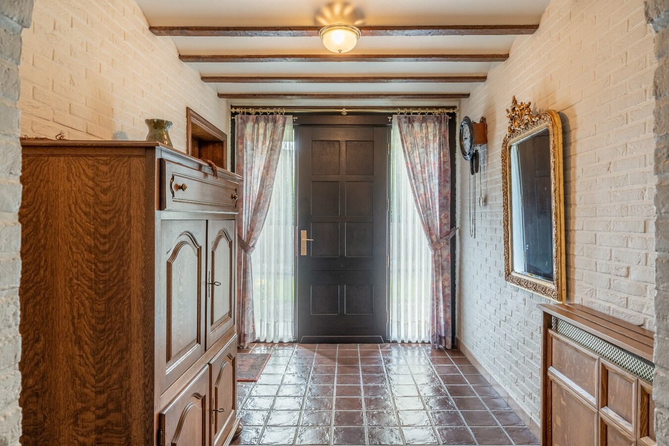 Ruime woning met garage, tuin en 3 slaapkamers op een zeer rustige locatie. 