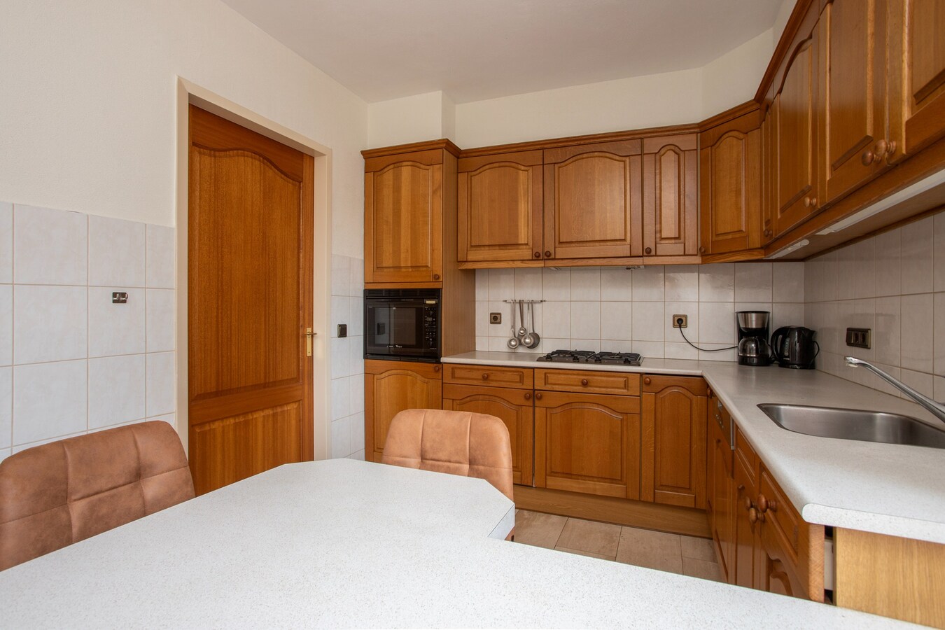 Vrijstaande degelijk gebouwde woning met inpandige dubbele garage. 